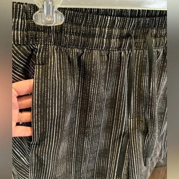 Gorgeous Athleta Sz 8 Athletic Shorts - Picture 2 of 5